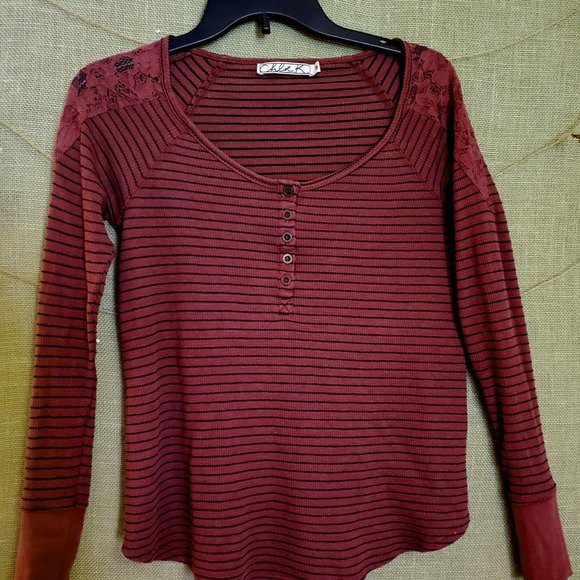 Chloe K Henley LS Shirt Lace Shoulder Wine Color - Picture 1 of 3